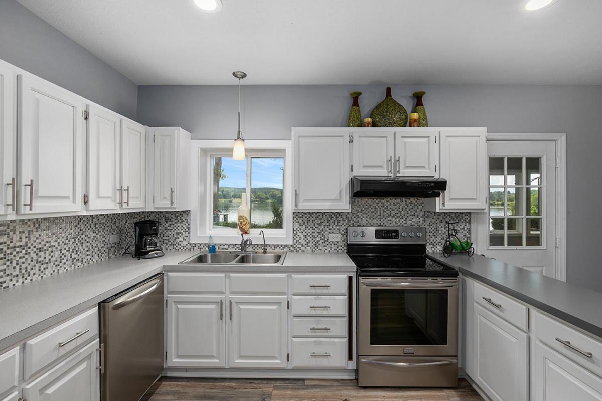 Lakeside Getaway With Dock, Firepit, Grill Newaygo Luaran gambar