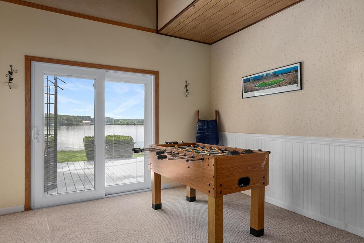 Lakeside Getaway With Dock, Firepit, Grill Newaygo Luaran gambar
